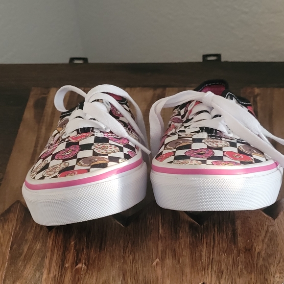 Kids VANS - Size 2. 5 Pre-Owned, Black & White With Multi-Colors Donuts Print - Picture 4 of 9